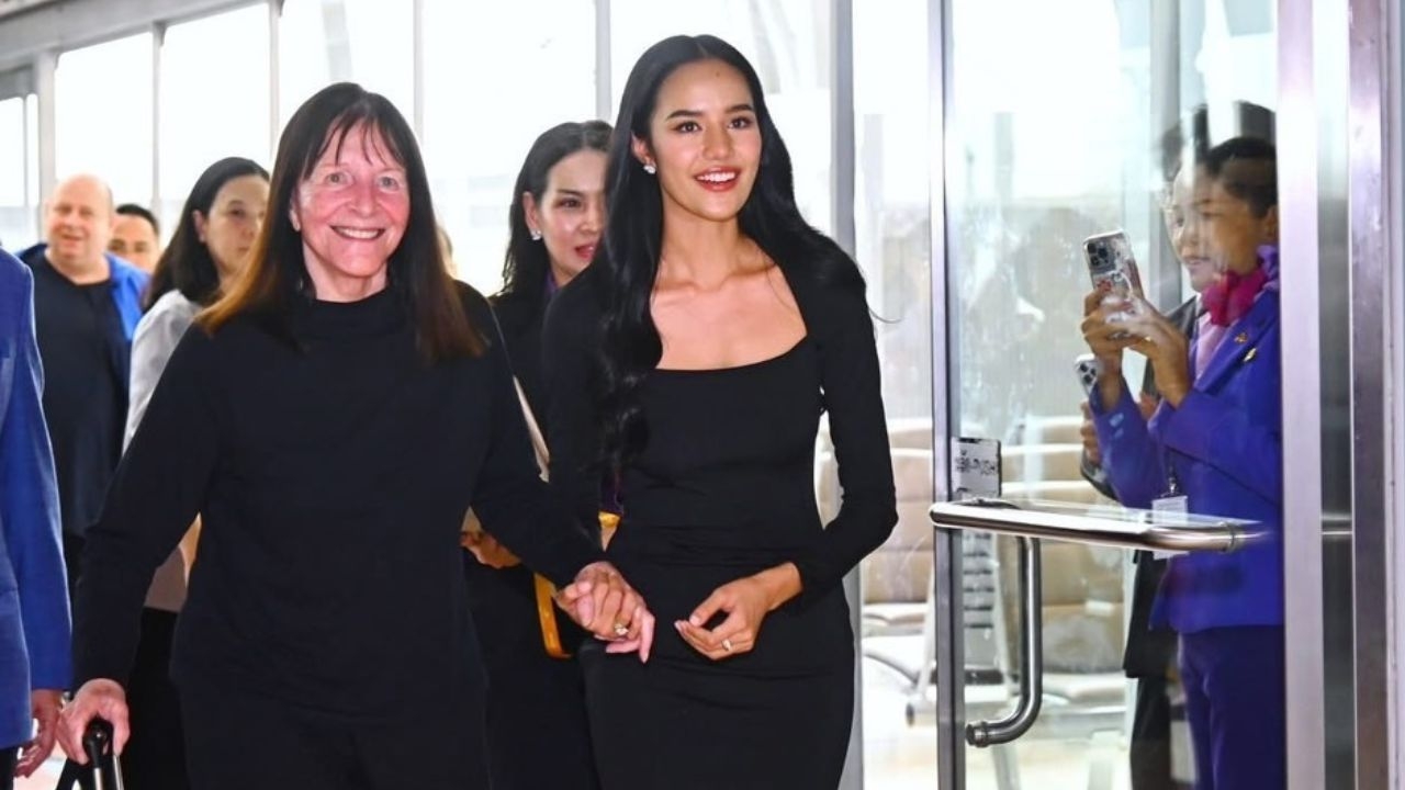 รวมภาพ โอปอล สุชาตา ลงจากเครื่องบินที่สุวรรณภูมิ สวยสง่าสมมงมิสเวิลด์