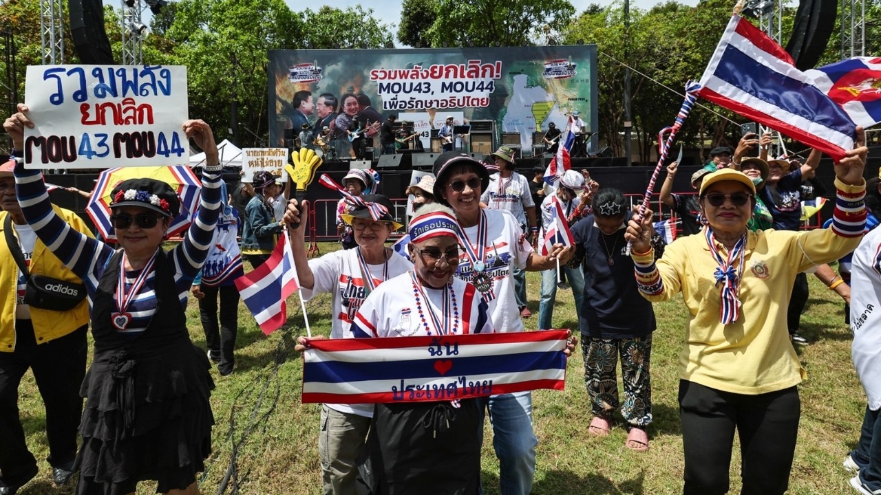 ม็อบรวมพลังแผ่นดิน บุกสภาปราศรัย “พิชิต” แนะ “อิ๊งค์” ลาออกคืนความสุขประชาชน