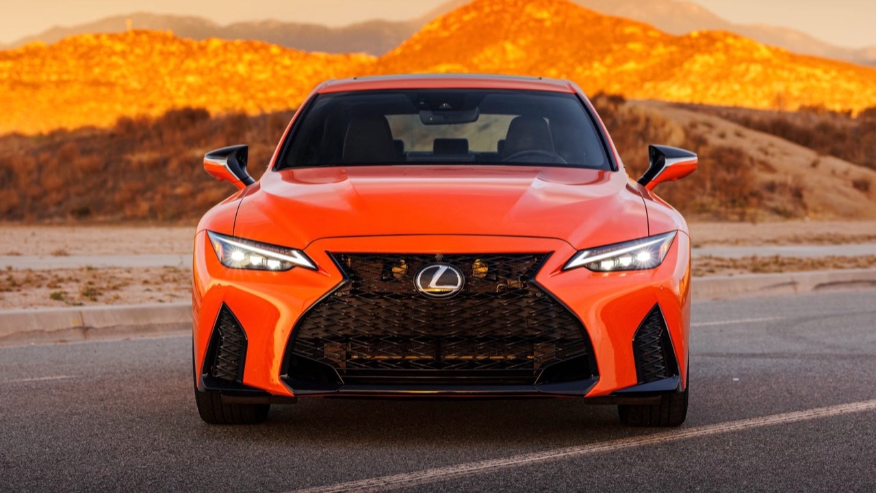 LEXUS ยกเลิกสายการผลิต IS/RC/UX300e 