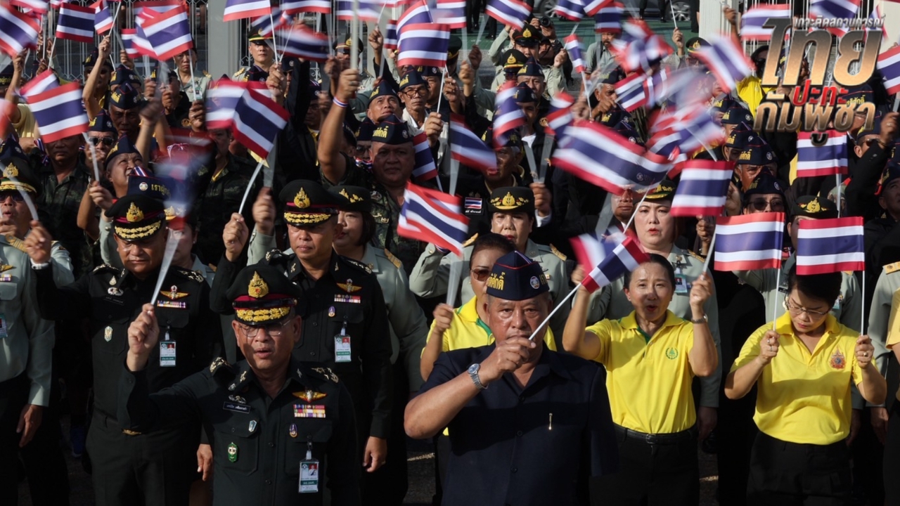 “ทหารผ่านศึก” โบกธงไทยร้องเพลงชาติ ส่งใจถึงแนวหน้า สดุดีนักรบผู้กล้า