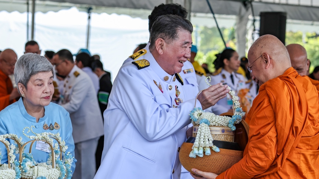 รักษาการนายกฯ นำ ครม. ตักบาตรถวายพระราชกุศลวันแม่แห่งชาติ ก่อนลงนามถวายพระพร