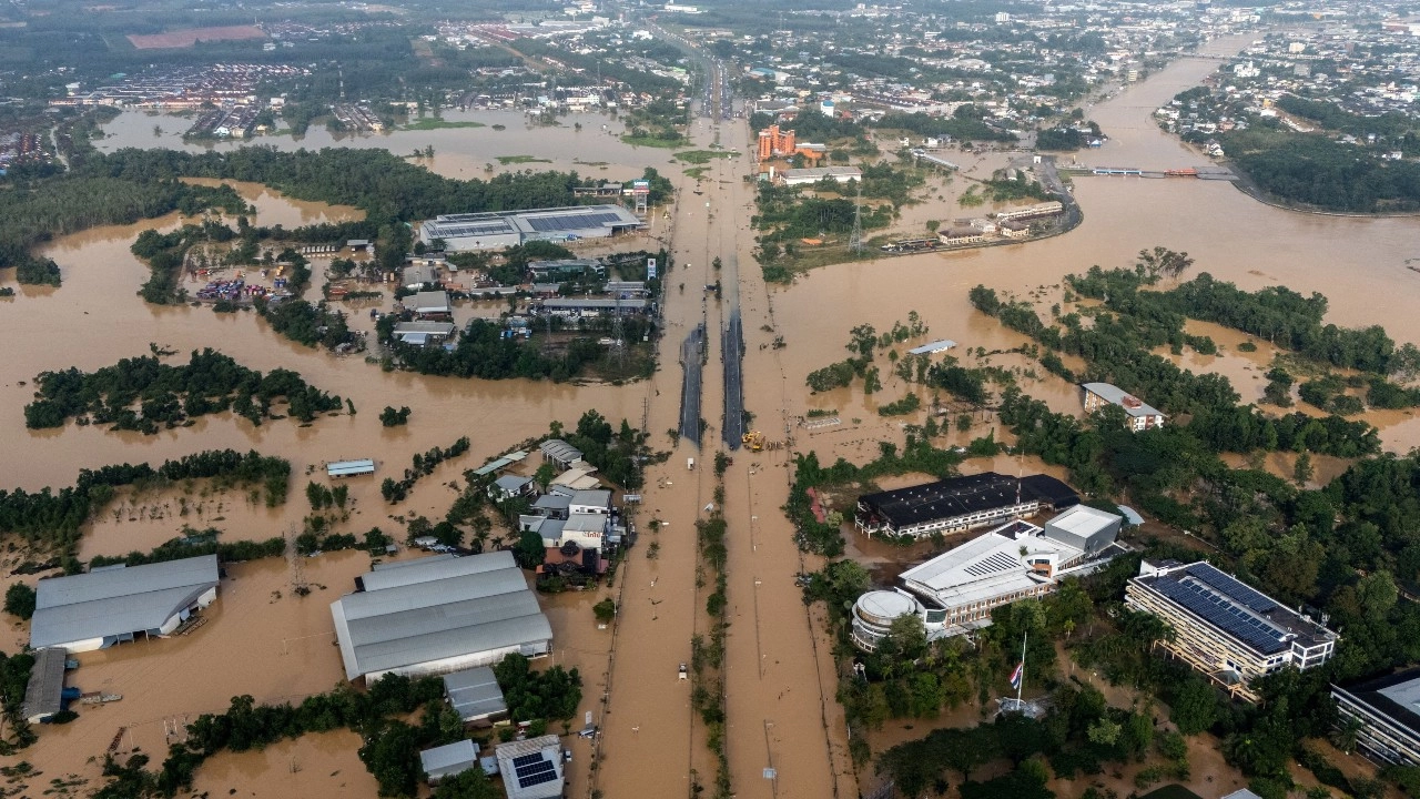 คาดเย็นนี้น้ำลดต่ำกว่าตลิ่งทุกจุด รัฐบาลจ่อเยียวยาผู้เสียชีวิตน้ำท่วมศพละ 2  ล้าน