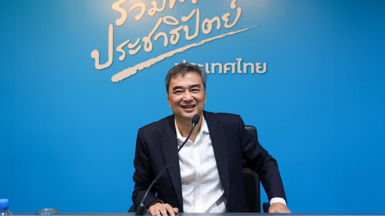 “อภิสิทธิ์” นำทีมสักการะพระแม่ธรณีฯ แนะ “รัฐบาลอนุทิน” แก้ปัญหาชายแดนเชิงรุก