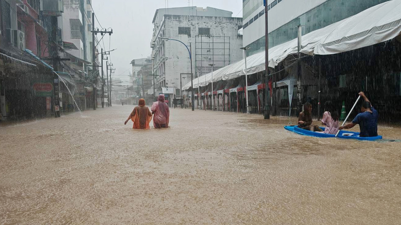 พาณิชย์ตั้ง War Room ลุยช่วยน้ำท่วมใต้ "ศุภจี" เร่งส่งสินค้าจำเป็น-ถุงยังชีพถึงมือประชาชน