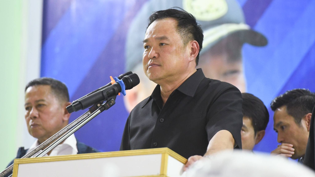 “นายกฯ หนู” กราบขออภัยชาวอ่างทอง ผจญความลำบากน้ำท่วม ขอบคุณที่สละพื้นที่รับน้ำ