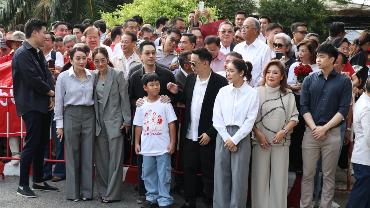 ประมวลภาพครอบครัว คนการเมือง คนเพื่อไทย แห่รับ “ทักษิณ” ออกจากเรือนจำ