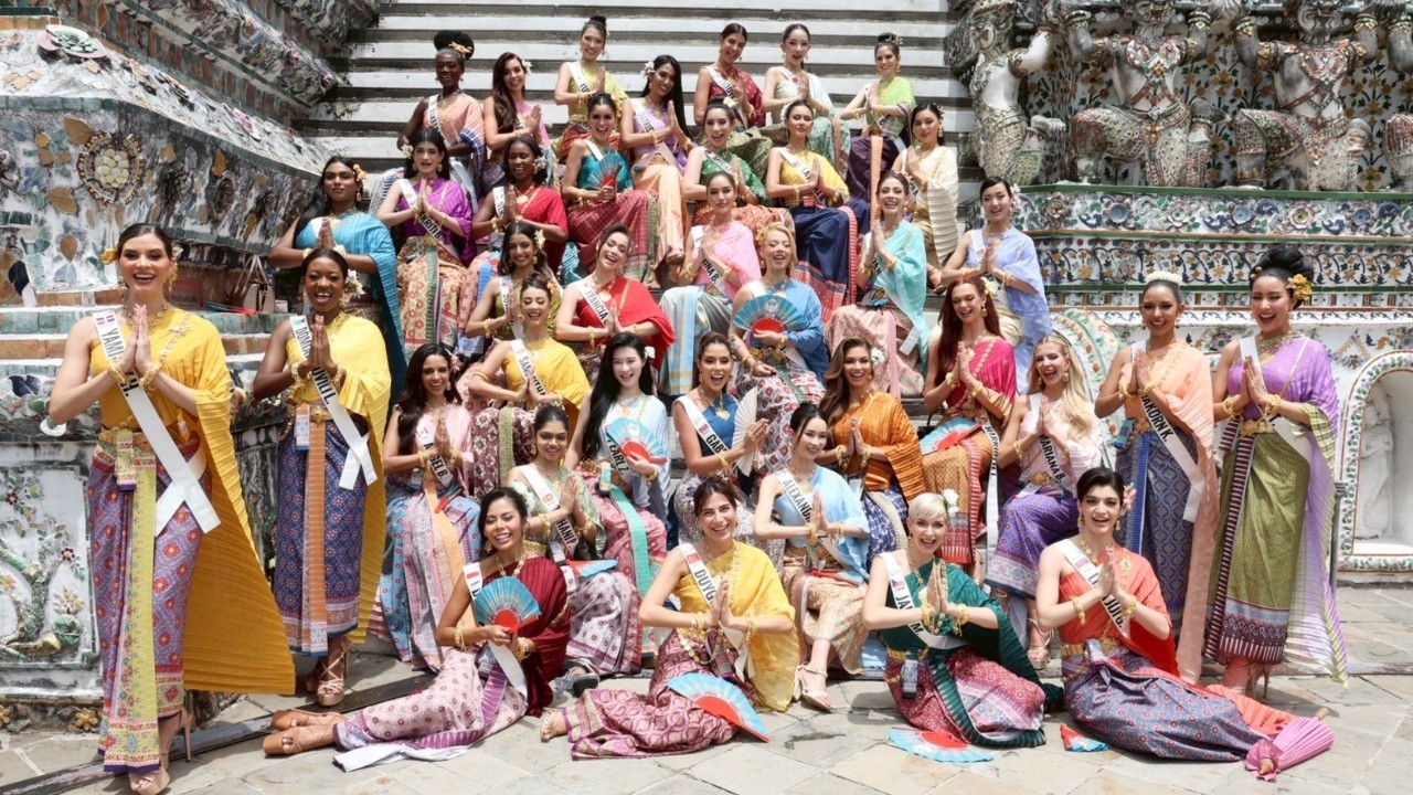 เปิดภาพ 56 สาวงาม “MGI All Stars” สวยสะกดตาในชุดไทยพระราชนิยม เยือนวัดอรุณฯ