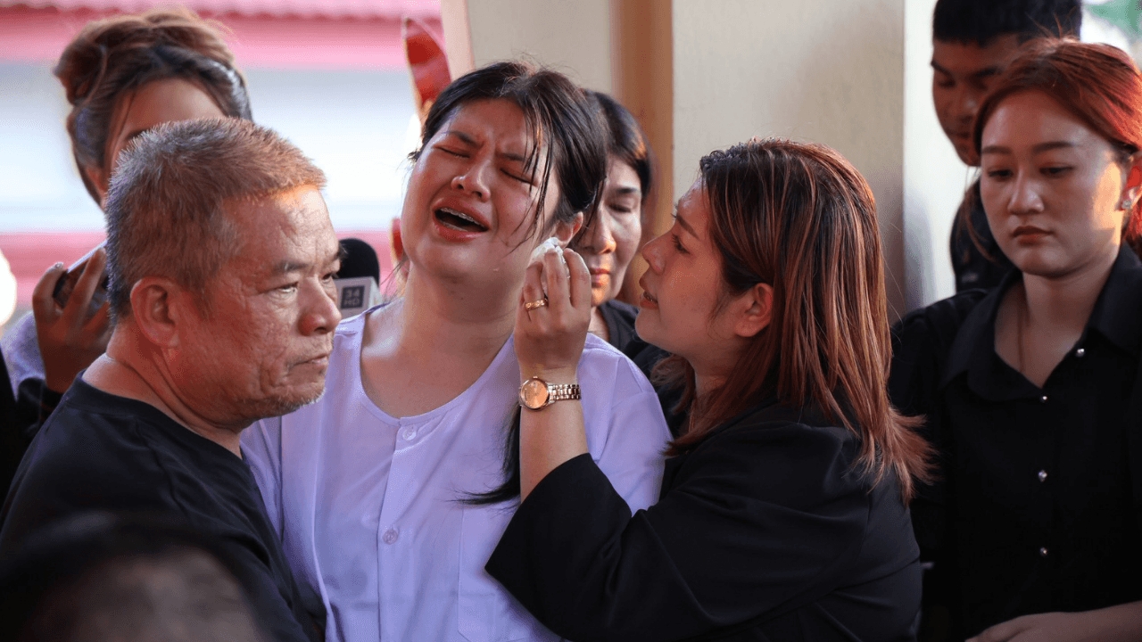 ไอซ์ ภรรยา เหน่ง เหม่งจ๋าย ร้องไห้จนเป็นลมหน้าเตาเผา ส่งสามีครั้งสุดท้าย