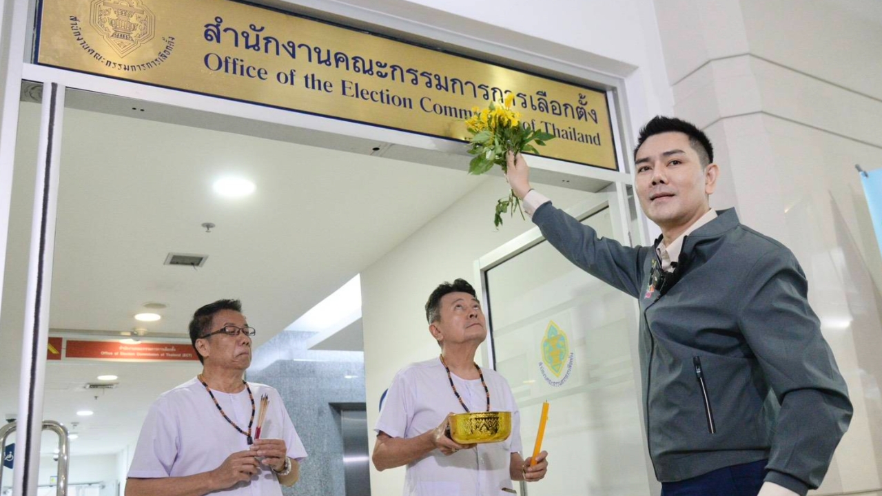 “ทนายอั๋น” บุกทำพิธีปัดเป่ามนต์เขมรพ้น กกต. หอบเอกสารแฉขบวนการล้มคดีฮั้ว สว. 