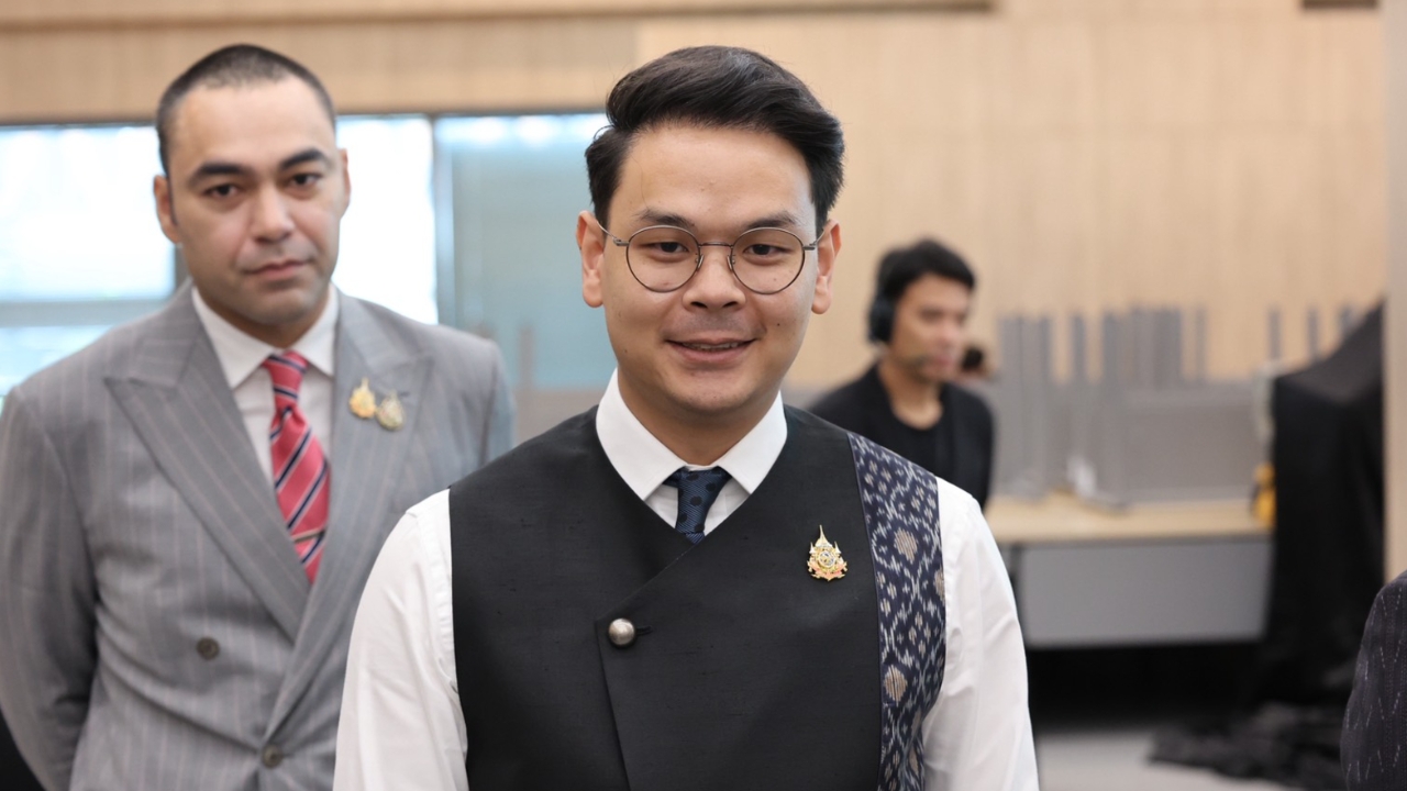  ประวัติ “ไชยชนก ชิดชอบ” รมว.ดีอี ลูกชาย “เนวิน” กับเผือกร้อน TH-AI Passport