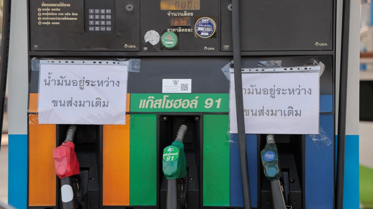 คนแห่เติมน้ำมัน ปั๊มในนครชัยศรีติดป้าย “น้ำมันหมด อยู่ระหว่างขนส่ง”