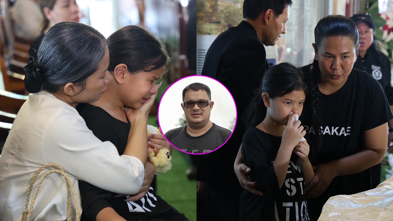 น้องเอวา ลูกสาว แดนนี่ ศรีภิญโญ กลั้นน้ำตาไม่ให้ร้อง กอดส่งกำลังใจให้แม่ในวันรดน้ำศพพ่อ