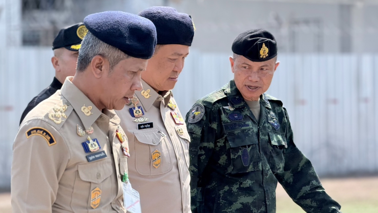 นายกฯ ถึงนราธิวาส แม่ทัพภาค 4 รอต้อนรับ หลังดรามาเดือด ก่อนมอบนโยบายที่ ศอ.บต.