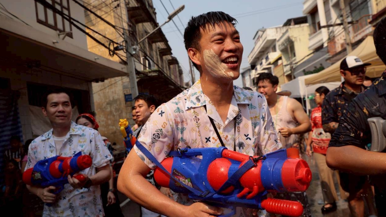 “เท้ง​ ณัฐพงษ์” เล่นน้ำสงกรานต์ลำปาง ชาวบ้านรุมปะแป้ง โอบกอด ถ่ายรูปตลอดทาง