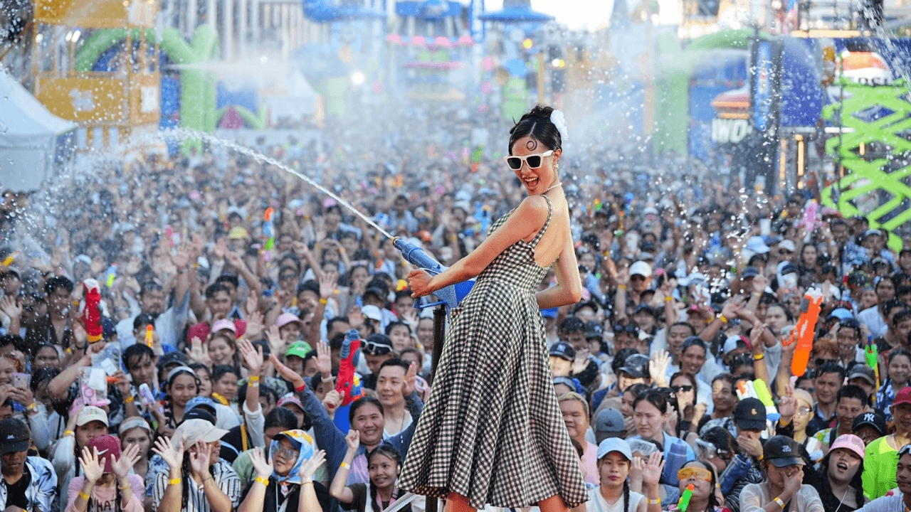 เปิดภาพ โอปอล สุชาตา เล่นสงกรานต์ฉบับตัวแม่ สาดน้ำยังไงให้ดูสวยแพง