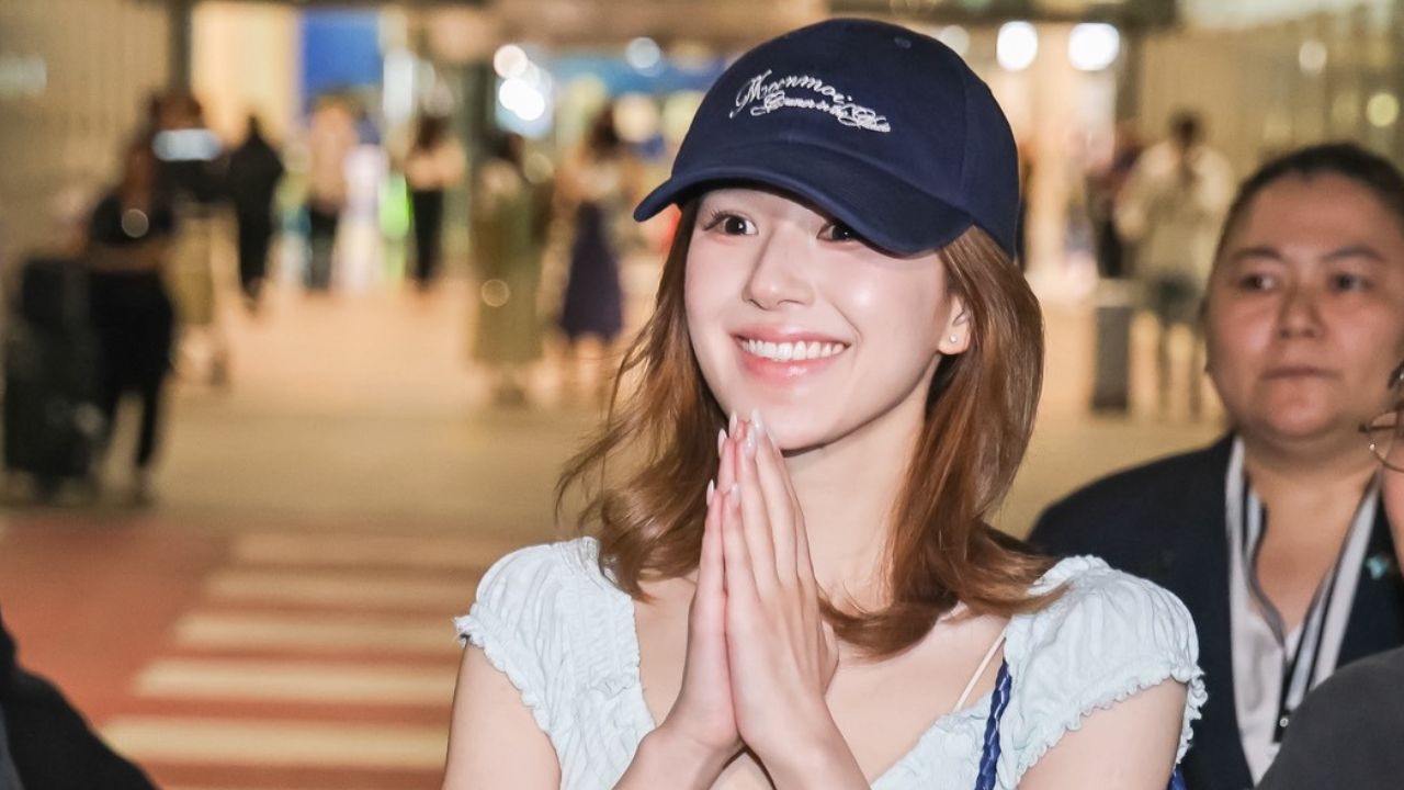 คนสวยมาแล้ว! จ้าวลู่ซือ เดินทางถึงไทย แฟนคลับรอต้อนรับแน่นสนามบิน