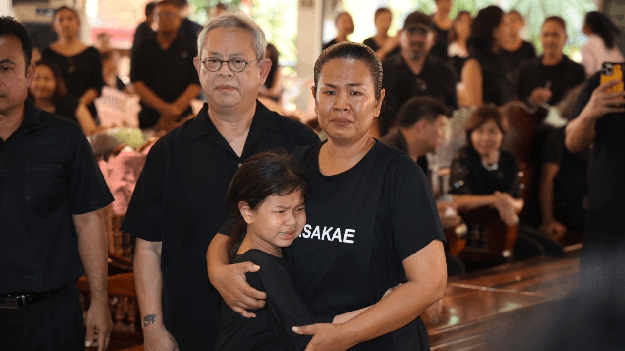เปิดภาพบรรยากาศรดน้ำศพ แดนนี่ ศรีภิญโญ ลูกสาว น้องเอวา กลั้นน้ำตาไม่อยู่