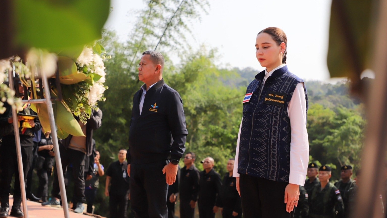 “บิ๊กดุลย์-ซาบีดา” ร่วมพิธีบวงสรวงอนุสาวรีย์วีรบุรุษปราสาทตาควาย รำลึกวีรชนป้องอธิปไตย