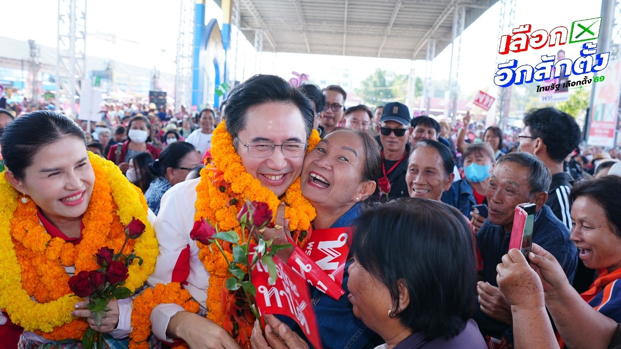 “ยศชนัน” หาเสียง อ.บัวใหญ่ ชูนโยบายเศรษฐีเงินล้าน ขณะ “ณัฐวุฒิ” ปูดฝั่งตรงข้ามส่งคนอัดเสียงปราศรัย