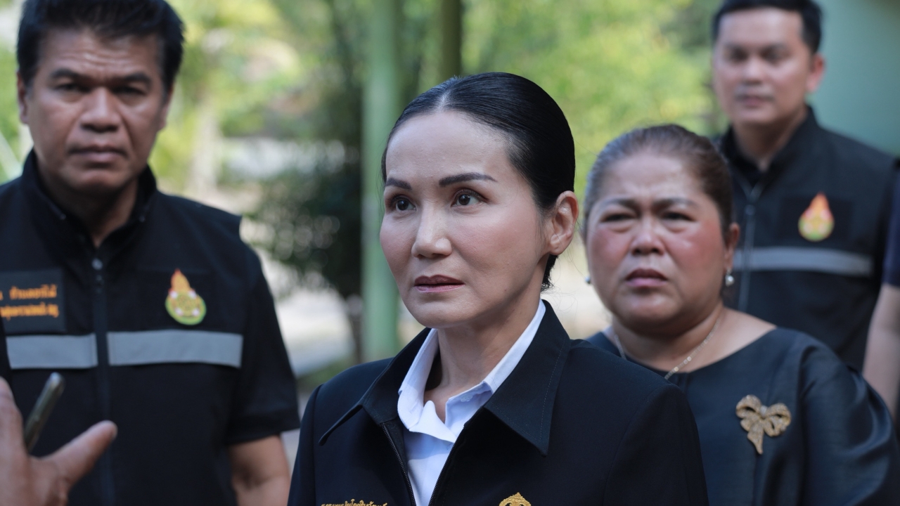 “นฤมล” น้ำตาคลอ เยี่ยมนักเรียนจากเหตุบุกยิง ที่ จ.สงขลา ย้ำดูแลเต็มที่ทั้งรักษา-เยียวยาจิตใจ