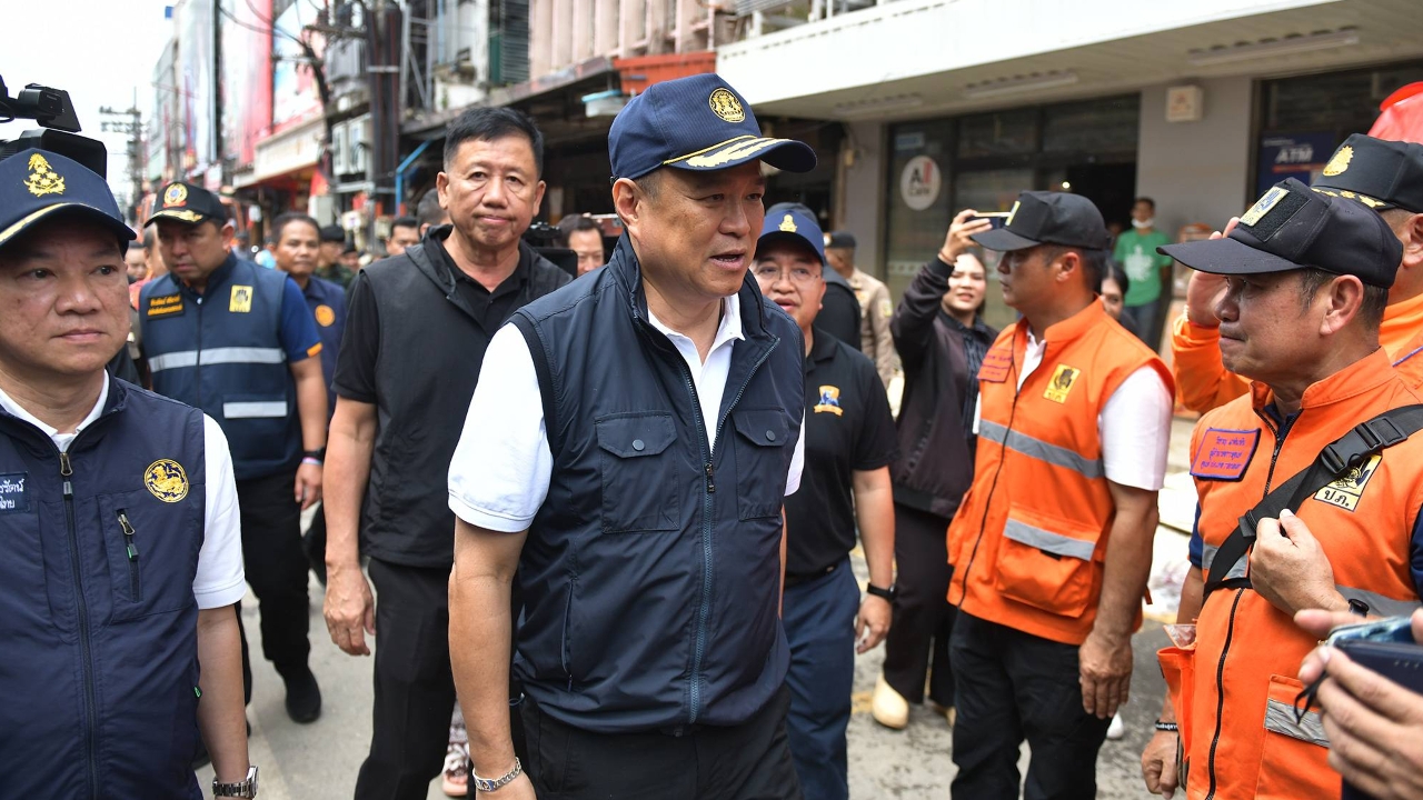 เร่งจัดการขยะหลังน้ำท่วม นายกฯ สั่งเอาน้ำเย็นเข้ารด ปมดราม่านายก อบจ.สงขลา ว่า อส.