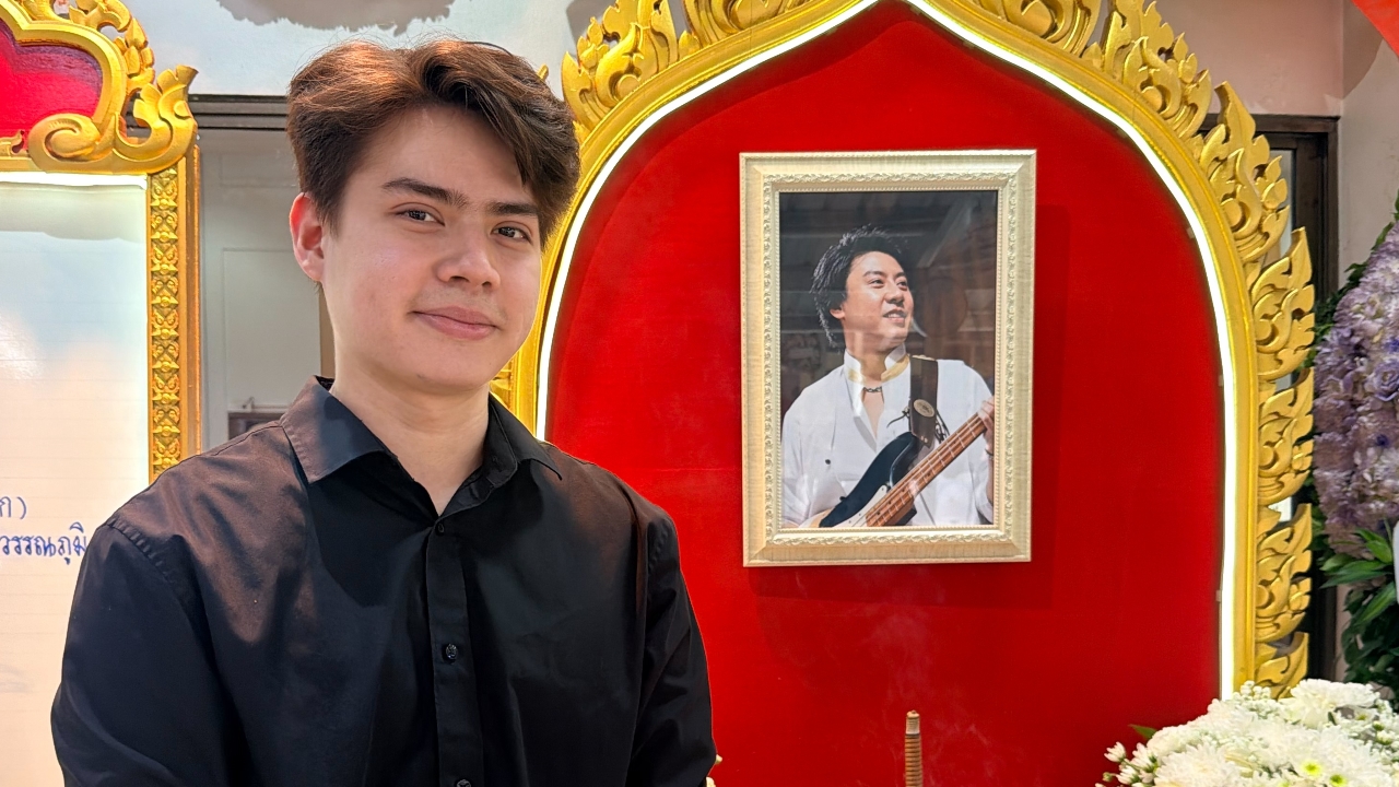 เปิดภาพ แบมแบม ชัชนันท์ ลูกชาย ต๋อง วงทู บินกลับจากออสเตรเลียมาร่วมงานศพคุณพ่อ