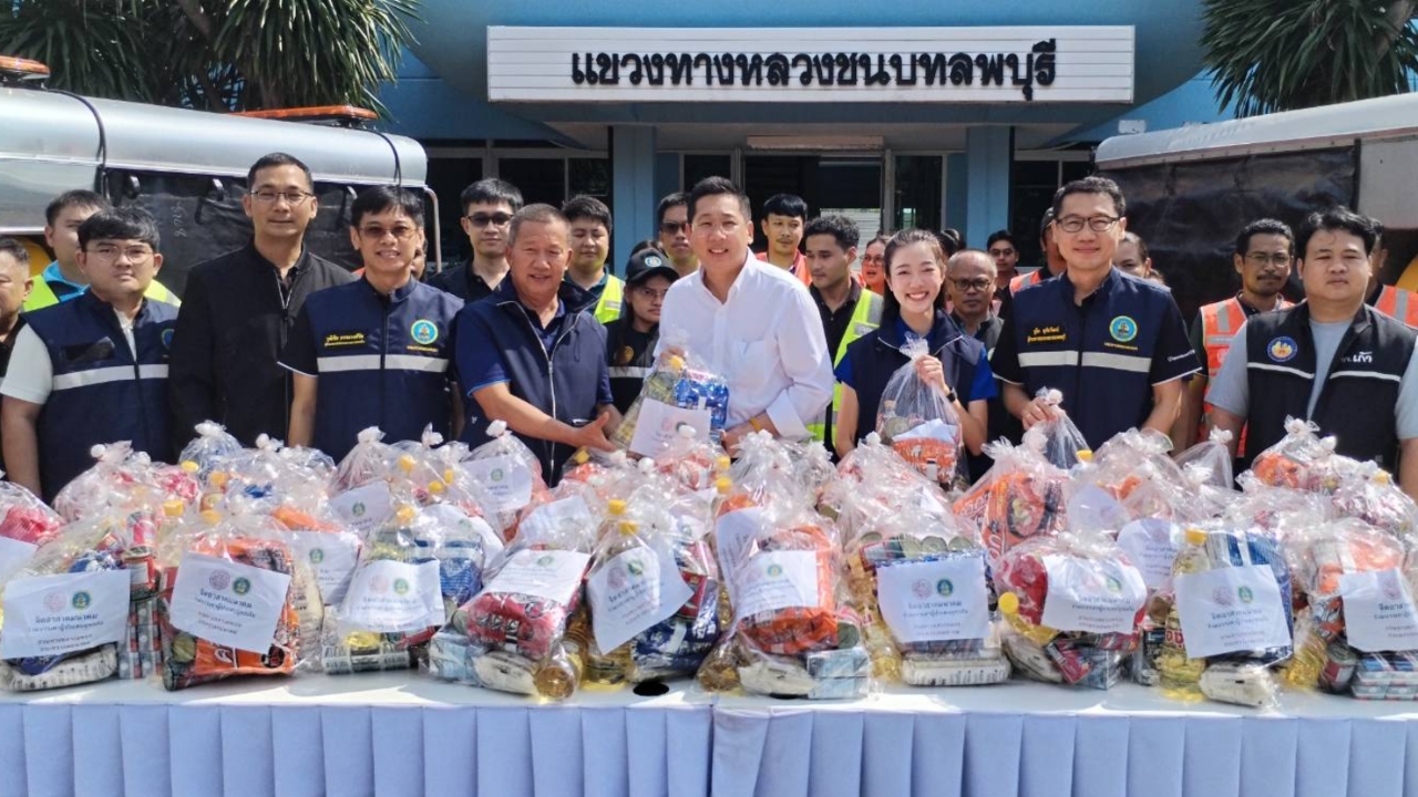 “ภัทรพงศ์” ลุยช่วยชาวลพบุรี-ปทุมธานี ถูกน้ำท่วม ชาวบ้านลั่นขอบคุณที่มาเป็นคนแรก