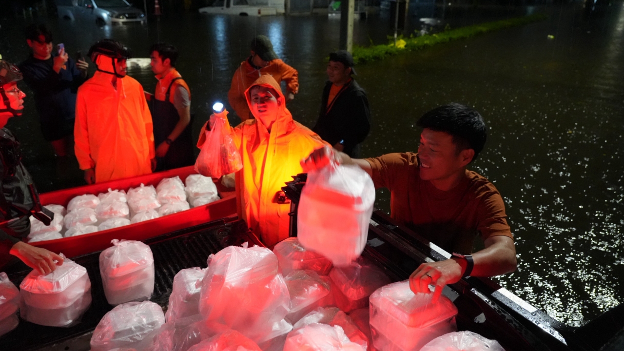 “เท้ง” ระดม สส.ปชน. กระจาย 9 ทีมเข้าพื้นที่สีแดง ส่งอาหาร-ตั้งโรงครัว ช่วยประชาชนน้ำท่วม