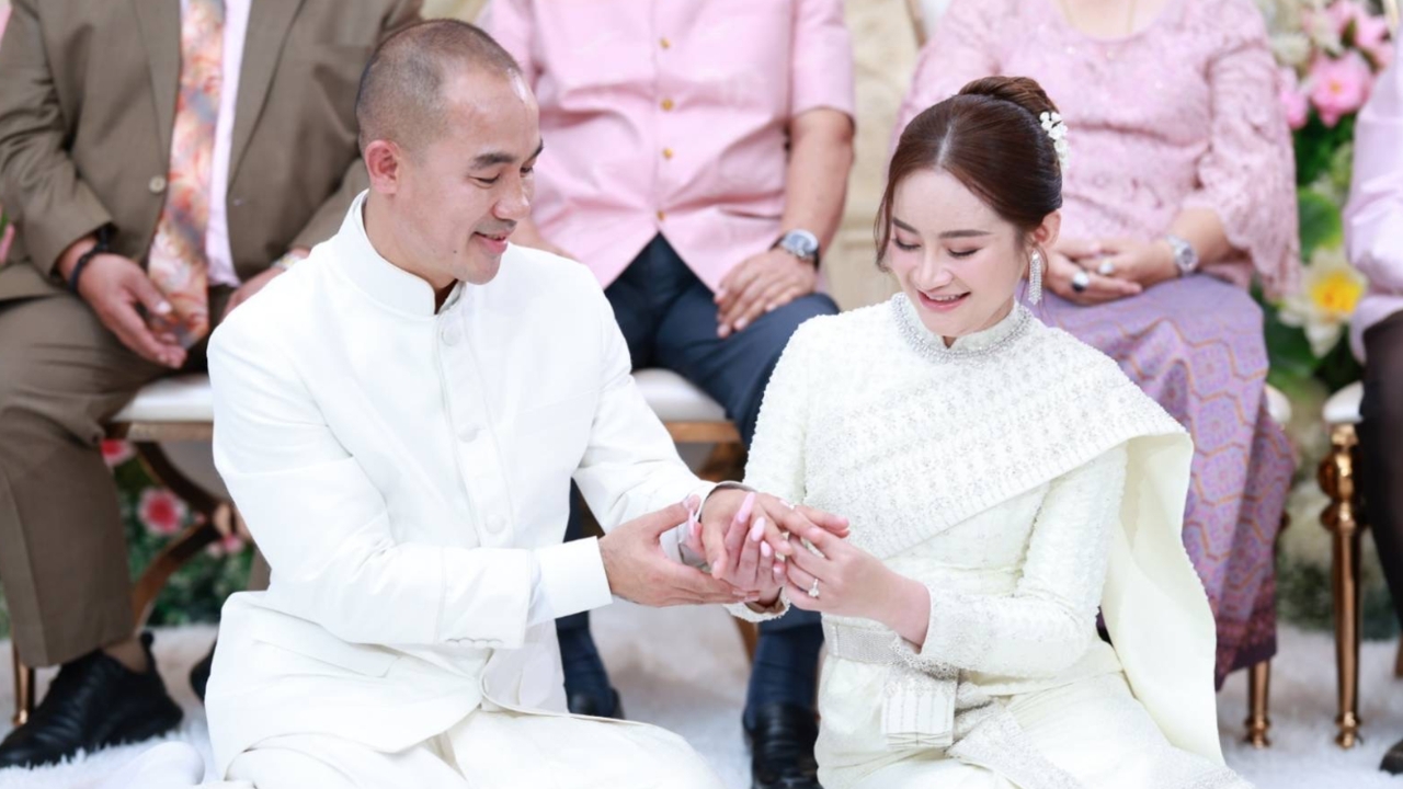 เปิดภาพ "หมอปลาย พรายกระซิบ" เข้าพิธีสมรสสุดอบอุ่น เผยมูลค่าสินสอดอลังการแบบจัดเต็ม!