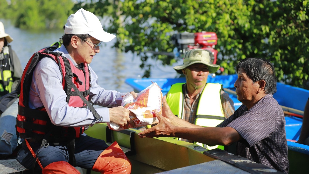 “จาตุรนต์” ลงเรือลุยน้ำท่วมช่วยชาว ต.หัวไทร ฉะเชิงเทรา ชี้ชาวบ้านยังขาดเรือ จี้รัฐเร่งหาให้เพียงพอ