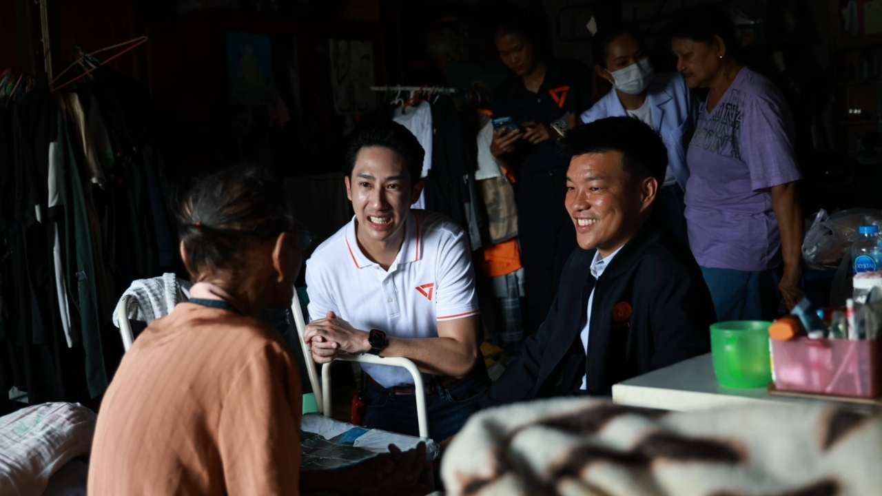 “ณัฐพงษ์” นำทีม สส.ปชน. ลุยบางกะปิ-คลองสามวา ให้กำลังใจทีมแพทย์อาสา ตรวจสุขภาพชาวบ้านน้ำท่วม
