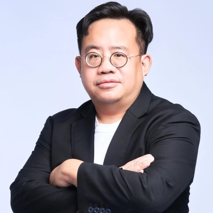 ดร.กฤษณ์ พานิชพันธุ์ ผู้ร่วมก่อตั้งและหุ้นส่วนผู้จัดการ Arc 9 Capital และ ประธานกรรมการบริหาร (CEO) บริษัท เอเซีย พลัส กรุ๊ป โฮลดิ้งส์ จำกัด (มหาชน) 