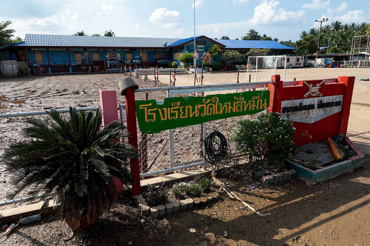 สภาพพื้นที่โรงเรียนวัดใหม่สี่หมื่นหลังน้ำลด สามารถเดินทางเข้าออกได้ เหลือการทำความสะอาดพื้นที่โดยรอบซึ่งคาดว่าโรงเรียนสามารถกลับมาเปิดใหม่ได้ในเร็ววันนี้หากไม่เกิดวิกฤติขึ้นอีกครั้ง