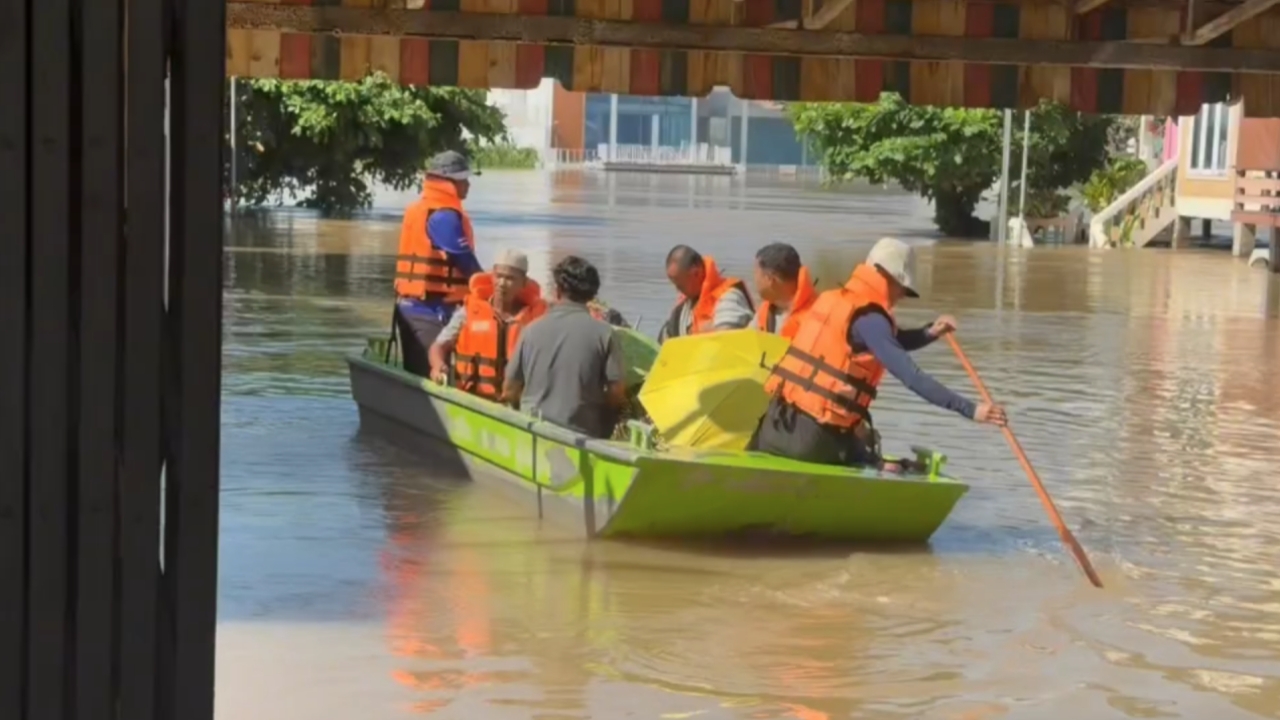 น้ำท่วมอยุธยา กระทบมัสยิดระดับน้ำสูงเกือบ 2 เมตร ต้องย้ายสถานที่ฝังศพ