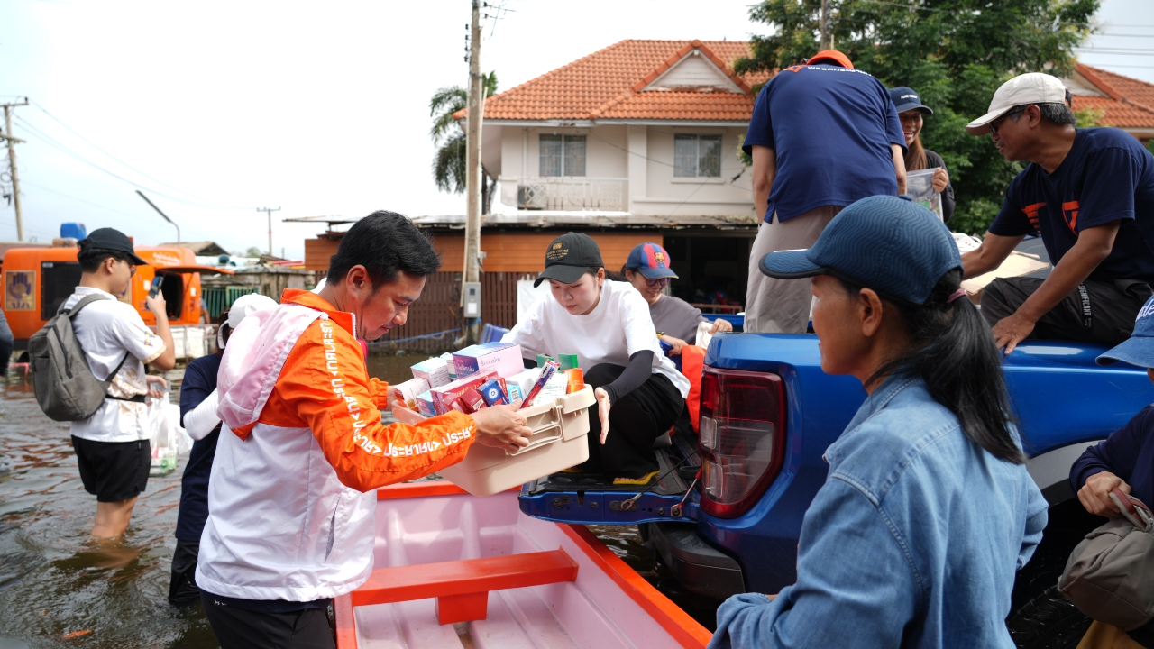ปชน. นำทีมแพทย์อาสา ตรวจสุขภาพประชาชนถึงหน้าบ้าน หลังต้องเจอกับน้ำขังนานเกือบเดือน