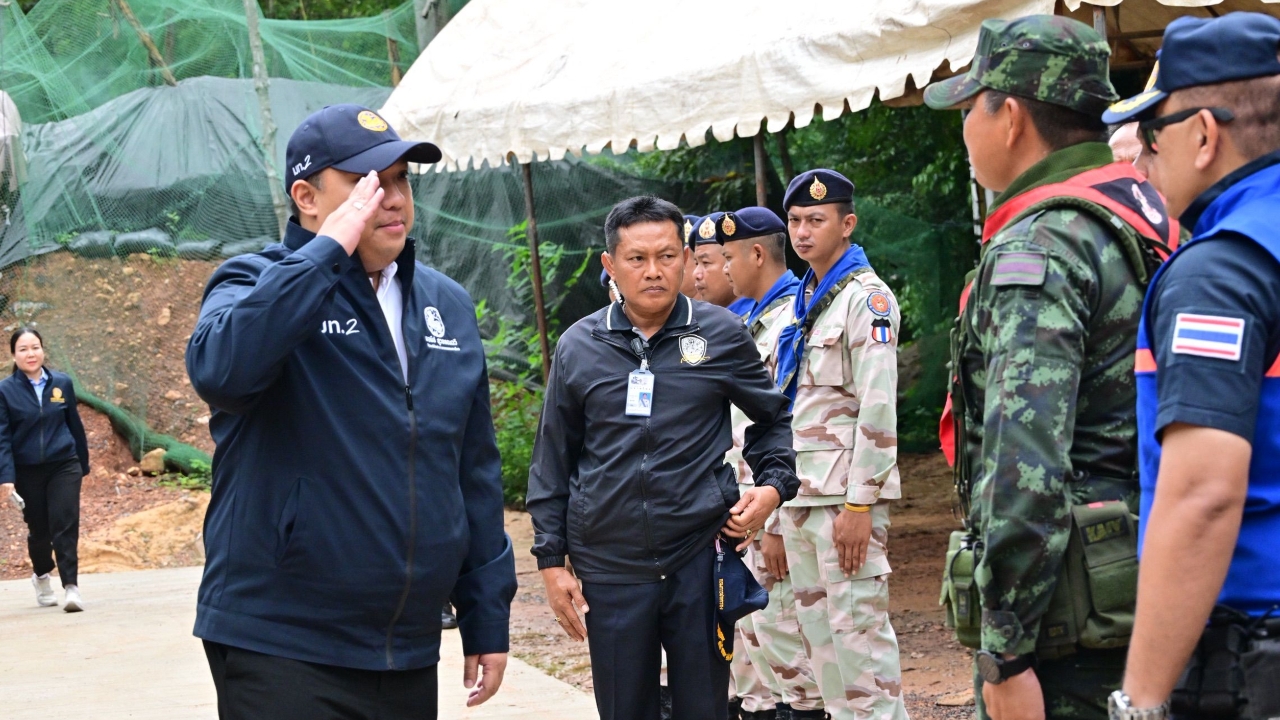 มท.2 ลงพื้นที่ชายแดนสุรินทร์ สั่ง กฟภ. เร่งขยายเขตไฟฟ้า “ปราสาทตาควาย-เนิน 350”