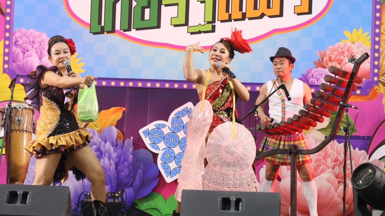 “โปงลางสะออน” สาดความม่วนใจผ่านเพลงสนุกๆ “ไทยรัฐแฟร์รังสิต” วันที่ 3