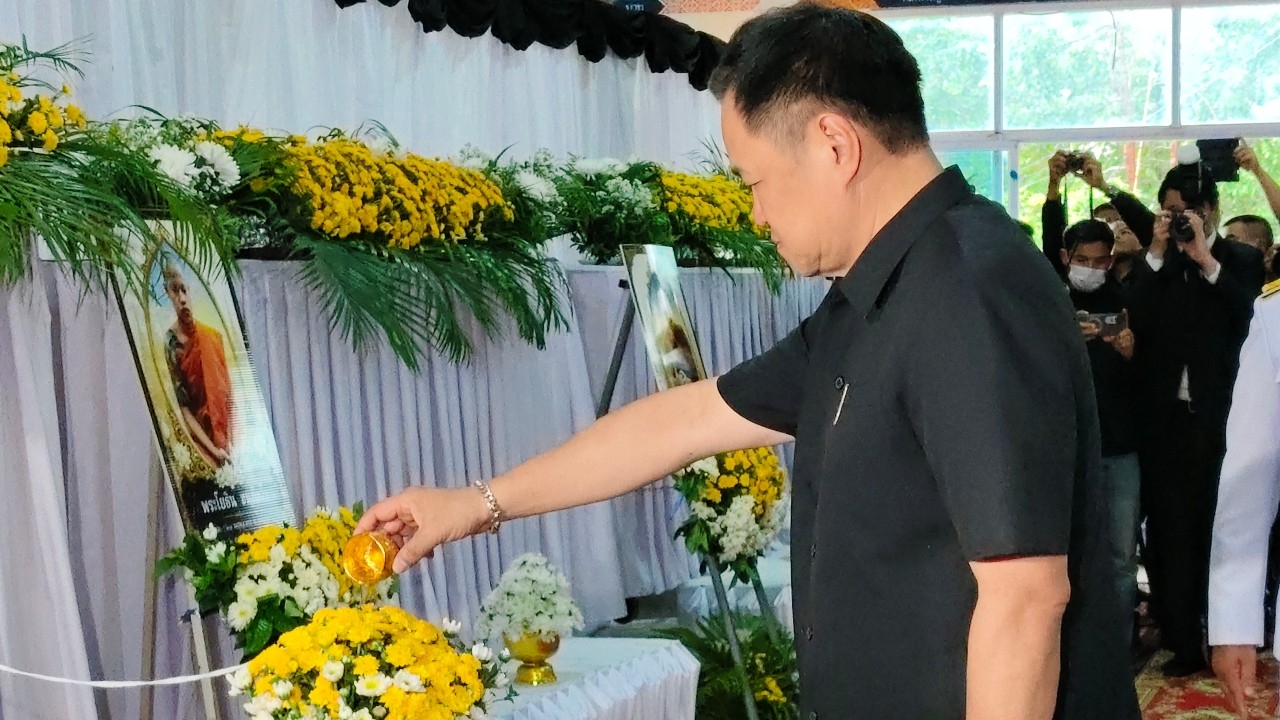 “นายกฯ อนุทิน” ร่วมอาลัยพระธุดงค์มรณภาพ 7 รูป ที่วัดบ้านน้ำขุ่น จ.อุบลฯ