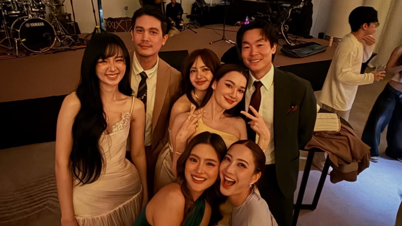โมเมนต์น่ารัก "ลิซ่า" กับพระเอกดัง ในงานแต่งณเดชน์-ญาญ่า คนแซว "พี่ชาวี" หน้านิ่งแต่โผล่ทุกเฟรม