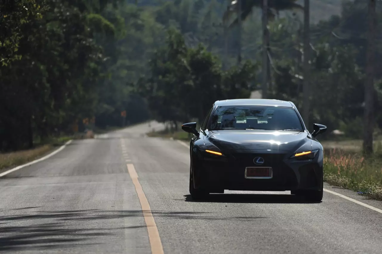 ลองของหรู! ทดสอบ LEXUS IS300h HYBRID F SPORT FACELIFT 2021
