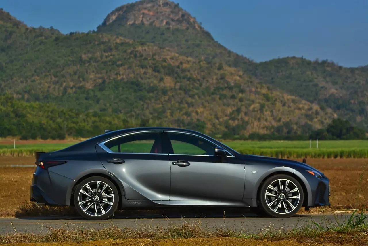 ลองของหรู! ทดสอบ LEXUS IS300h HYBRID F SPORT FACELIFT 2021