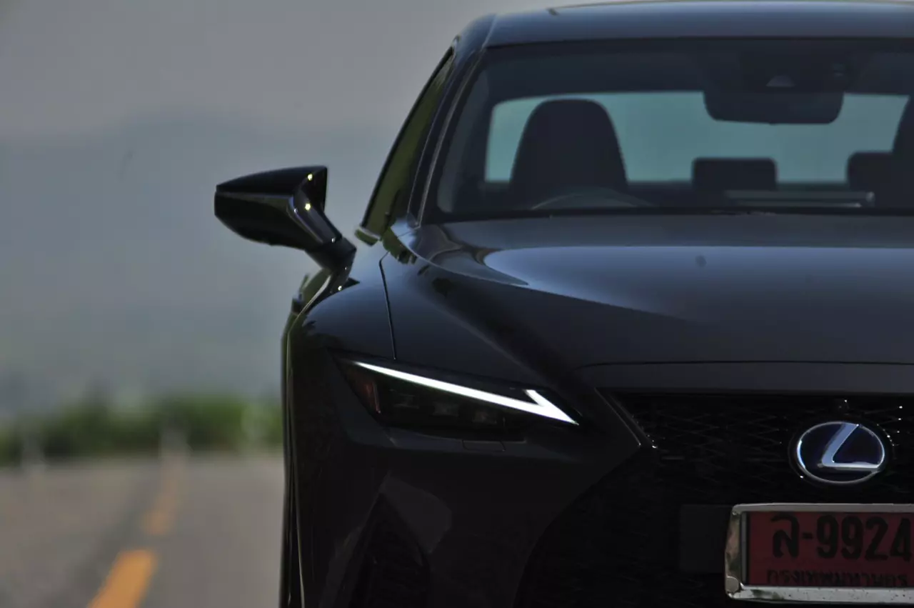ลองของหรู! ทดสอบ LEXUS IS300h HYBRID F SPORT FACELIFT 2021