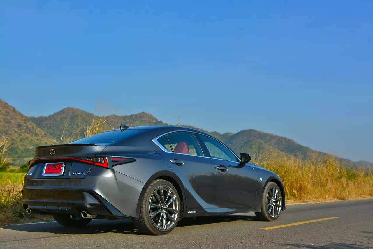 ลองของหรู! ทดสอบ LEXUS IS300h HYBRID F SPORT FACELIFT 2021