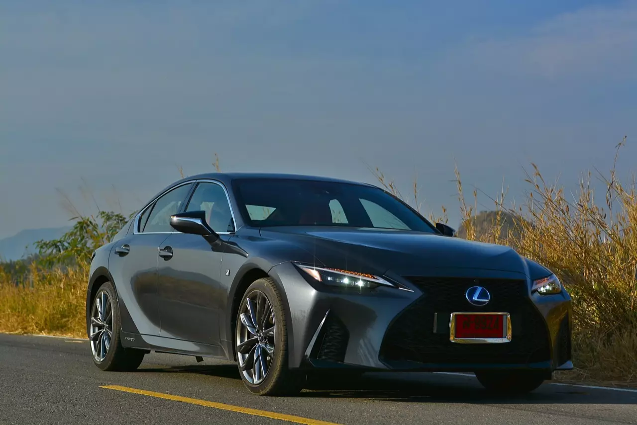 ลองของหรู! ทดสอบ LEXUS IS300h HYBRID F SPORT FACELIFT 2021