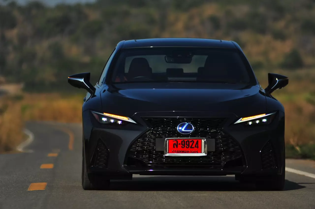 ลองของหรู! ทดสอบ LEXUS IS300h HYBRID F SPORT FACELIFT 2021