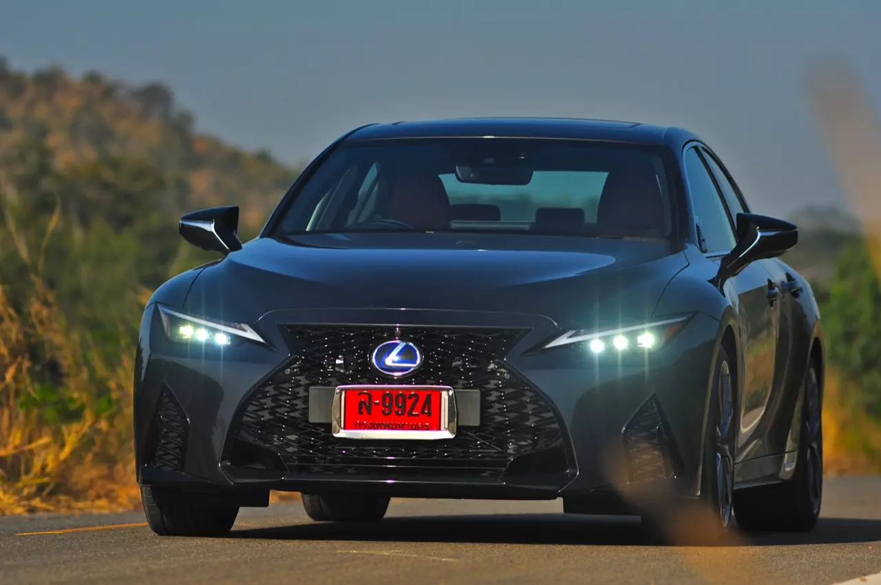 ลองของหรู! ทดสอบ LEXUS IS300h HYBRID F SPORT FACELIFT 2021