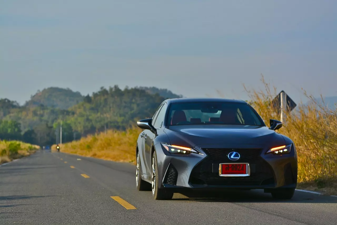 ลองของหรู! ทดสอบ LEXUS IS300h HYBRID F SPORT FACELIFT 2021