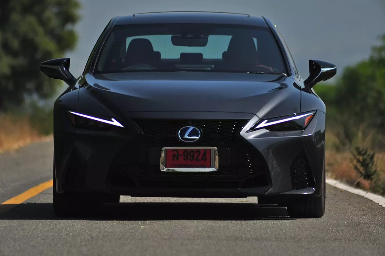 ลองของหรู! ทดสอบ LEXUS IS300h HYBRID F SPORT FACELIFT 2021