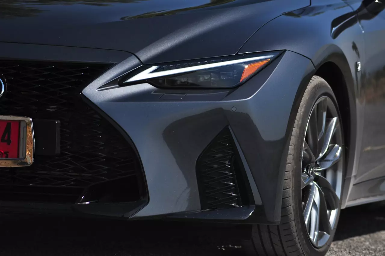 ลองของหรู! ทดสอบ LEXUS IS300h HYBRID F SPORT FACELIFT 2021