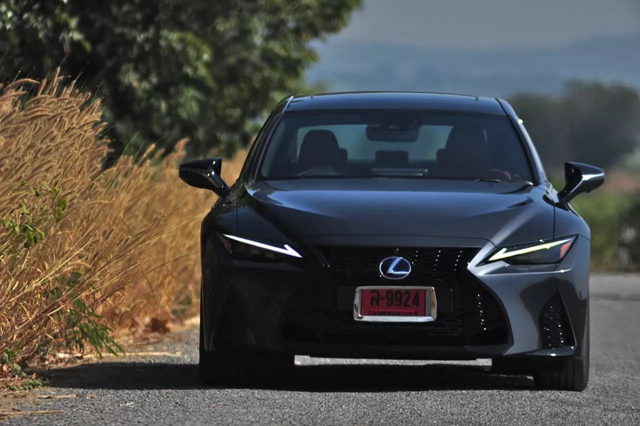 ลองของหรู! ทดสอบ LEXUS IS300h HYBRID F SPORT FACELIFT 2021
